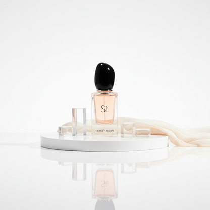 Armani Si by Giorgio Armani Eau De Parfum Spray 1 oz (Women)